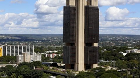 Juros do cartão de crédito crescem 444,9% ao ano no Brasil, diz BC