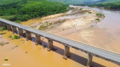 Ponte sobre o Rio Jequitinhonha é reaberta para veículos leves