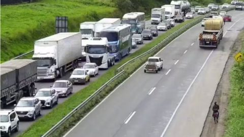 Saída principal de Salvador, BR-324 segue com movimento intenso em direção ao interior