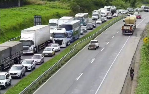 Saída principal de Salvador, BR-324 segue com movimento intenso em direção ao interior
