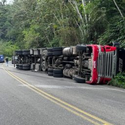 Carreta tomba na “Curva da Garganta” entre Ipiaú e Ibirataia
