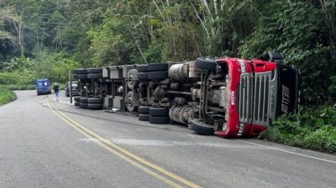 Carreta tomba na “Curva da Garganta” entre Ipiaú e Ibirataia