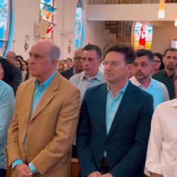 Desejado, Zé Ronaldo reúne Neto, Roma e até ex-governador em missa de aniversário