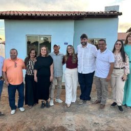 Governo da Bahia entrega casas populares e espaços esportivos