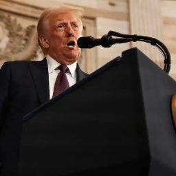Trump assina tarifa de 50% e considera Brasil ameaça aos EUA