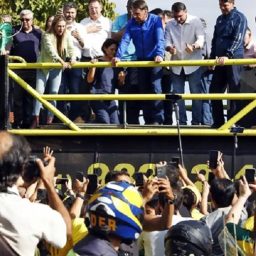 Usando tornozeleira eletrônica, Bolsonaro participa de motociata em Brasília