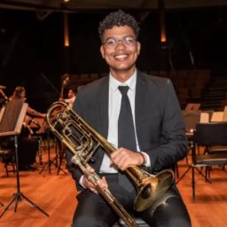 Baiano que aprendeu a tocar trombone na igreja é aprovado em mestrado em universidade nos Estados Unidos