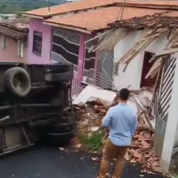Caminhão baú tomba e atinge residência em Gandu