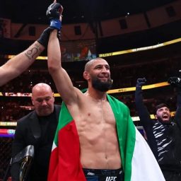 Chimaev faz o que quer com Du Plessis e se torna campeão com ‘maior atropelo’ da história do UFC