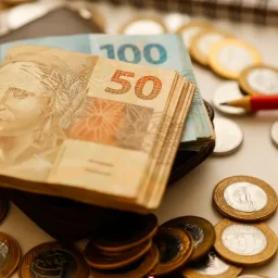 Com juros altos, endividamento e inadimplência crescem entre as famílias