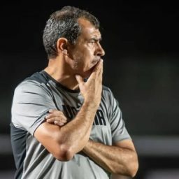 Derrota de goleada para o Flamengo fez Vitória demitir Carille; Rodrigo Chagas assume de forma interina