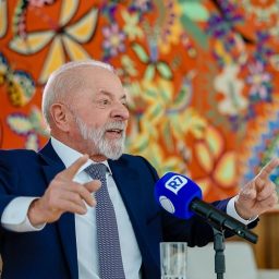 “Lulinha paz e amor está aqui”, diz Lula em recado para negociação com Trump