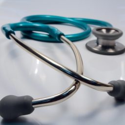 Médicos realizam novo protesto contra fim de contratos CLT em Salvador