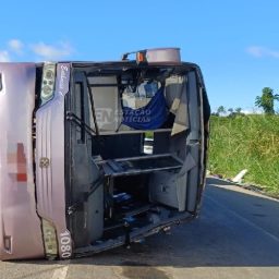 Ônibus que levava torcedores no Bahia para jogo contra o Sport tomba na BR-101