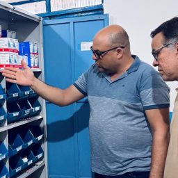 Ibirataia: Prefeito Sandro Futuca visita Farmácia Central e acompanha distribuição de medicamentos