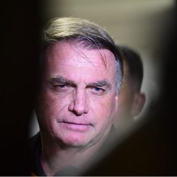 Sem visita e celular, Bolsonaro fica em casa só com Michelle, filha e enteada
