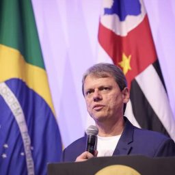 Tarcísio faz discurso com referências bíblicas e fala em aceitar missão divina: ‘A vitória virá’