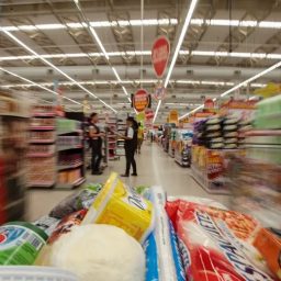 Apesar dos juros, consumo das famílias foi motor da economia no 2º tri