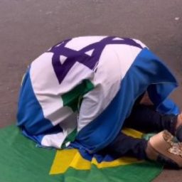 Apoiadores fazem oração e vigília por Bolsonaro durante julgamento no STF