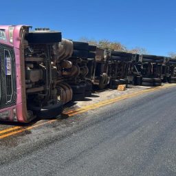 Carreta transportando óleo de soja tomba na BA-026, região de Pé de Serra; carga foi saqueada