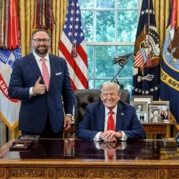 Conselheiro de Trump acompanha julgamento, elogia Fux e critica ‘guerra’ de Moraes
