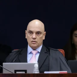 Moraes aponta Bolsonaro como líder de trama golpista em julgamento