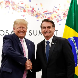 Trump sinaliza uso de meios militares para proteger Bolsonaro