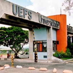 UEFS abre vagas para professor com salários a partir de R$ 4 mil; veja como se inscrever