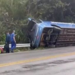 Acidente com ônibus da Águia Branca deixa ao menos 13 feridos na BR-101, no sul da Bahia