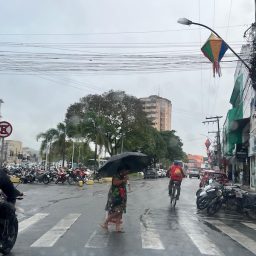 Após dias de calor, frente fria chega à Bahia com previsão de chuva durante a semana