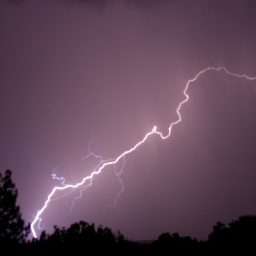 Bahia é atingida por mais de 73 mil raios em dois dias e segue sob alerta de temporais