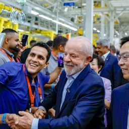 Brasil não tem preferência por países, diz Lula em inauguração de fábrica da montadora chinesa BYD