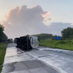 Caminhão-tanque tomba e interdita via na BR-324