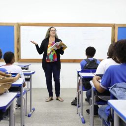 Professor brasileiro perde 21% do tempo de aula para manter disciplina