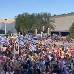 Reféns israelenses, presos a 738 dias, são libertados pelos Hamas