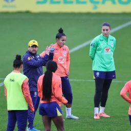 Seleção feminina realiza primeiro treino para amistosos na Europa