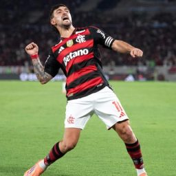 Flamengo atropela o RB Bragantino e dispara na liderança do Brasileirão; Palmeiras tropeça
