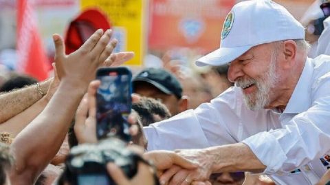 Lula continua favorito e deve recuperar popularidade até julho, diz Eurasia