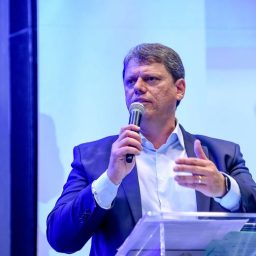 Tarcísio é menos rejeitado que Lula e família Bolsonaro, aponta pesquisa