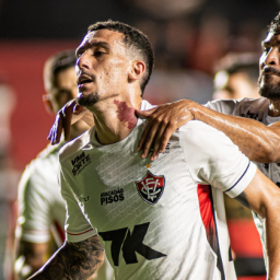Vitória volta a vencer por mais de um gol após oito meses e ganha fôlego na Série A