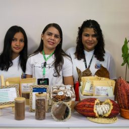 Estudantes de Gandu utilizam casca do nibs do cacau para combater constipação intestinal