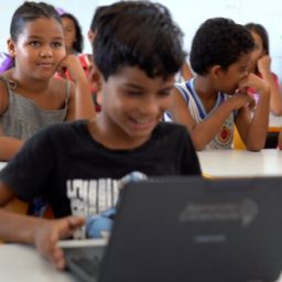 Governo lança edital para levar internet gratuita a 498 escolas da Bahia