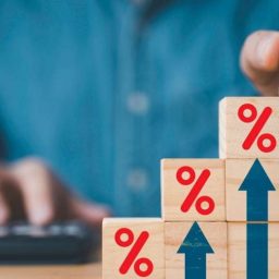 Juros cobrados por bancos sobem para famílias e caem para empresas