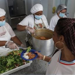 Alimentação escolar da Bahia viraliza na web: “um banquete”