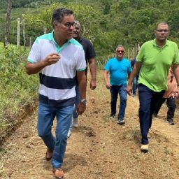 Ibirataia: Prefeito Sandro Futuca visita frentes de serviço na zona rural do município