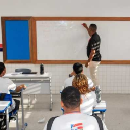 Prefeitura seleciona mil professores com salário de R$ 5,2 mil; saiba como se inscrever
