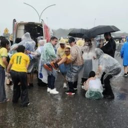 Raio atinge concentração de ato pró-Bolsonaro em Brasília e deixa manifestantes feridos