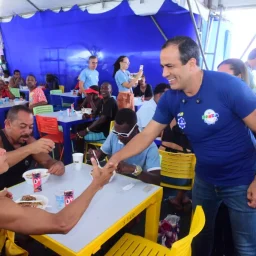 Bruno Reis visita centro de acolhimento para ambulantes e almoça em restaurante popular no circuito Dodô