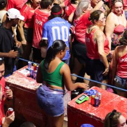 Carnaval de Salvador movimenta bilhões e vira esperança financeira para ambulantes