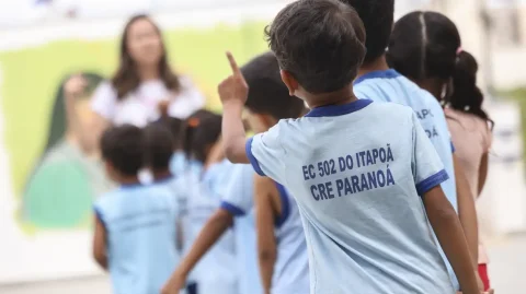 Ensino fundamental atinge 99,5% de frequência; atraso escolar cai